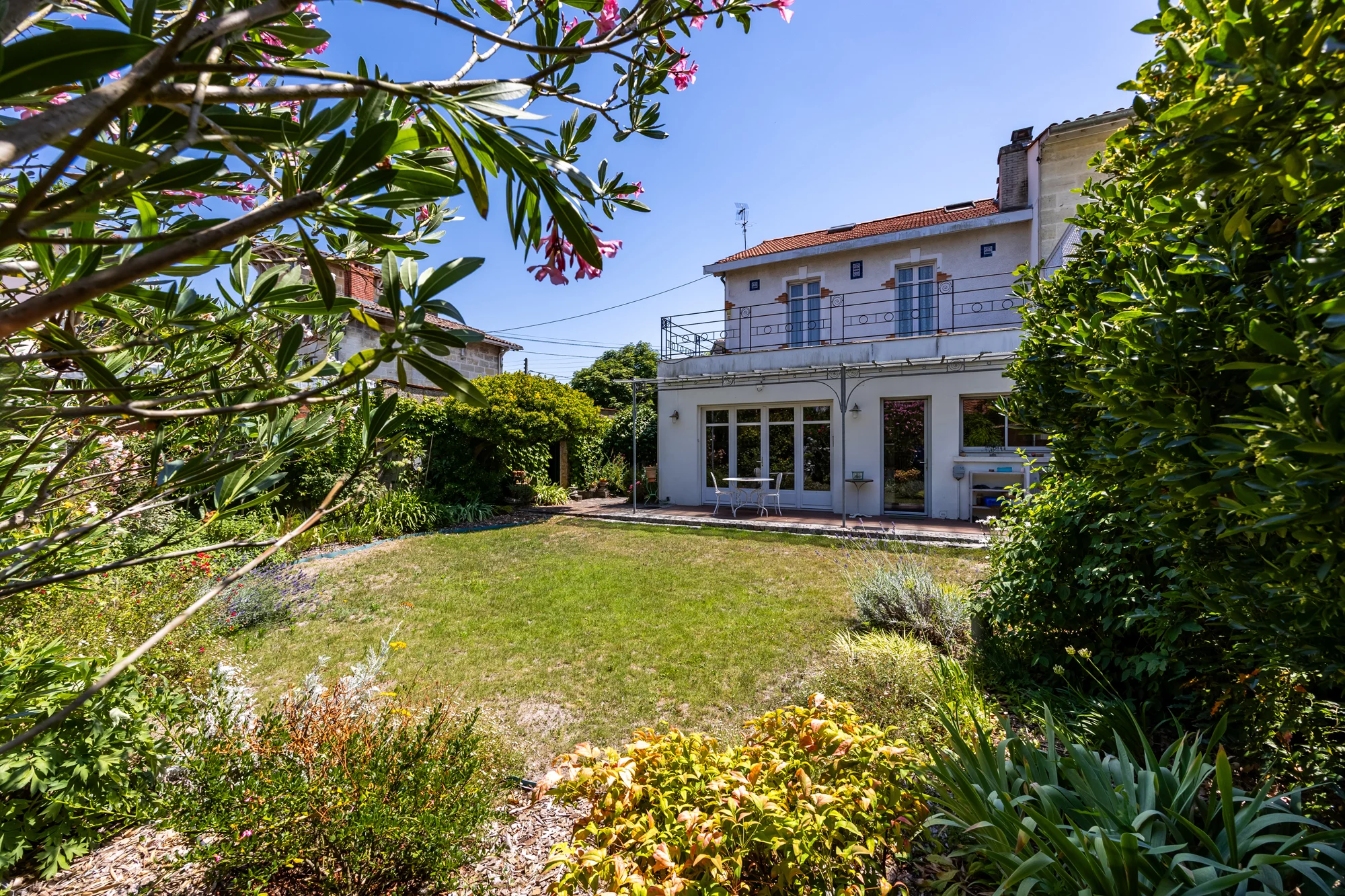 Maison Bourgeoise avec Jardin et Garages