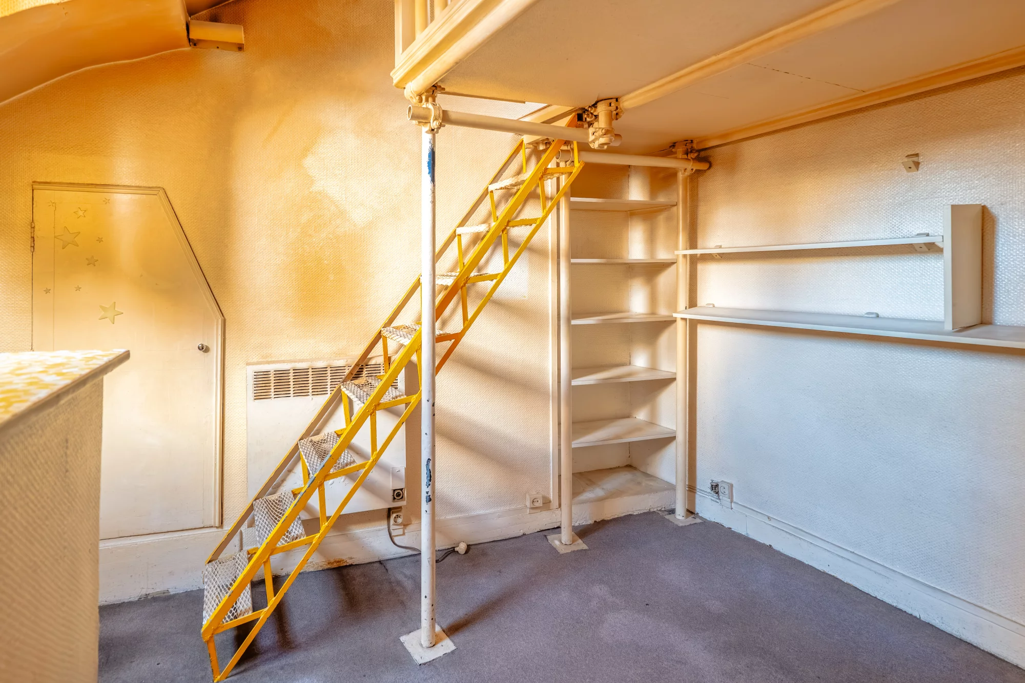 PARIS 7 - Rue de Grenelle - Studio à Rénover