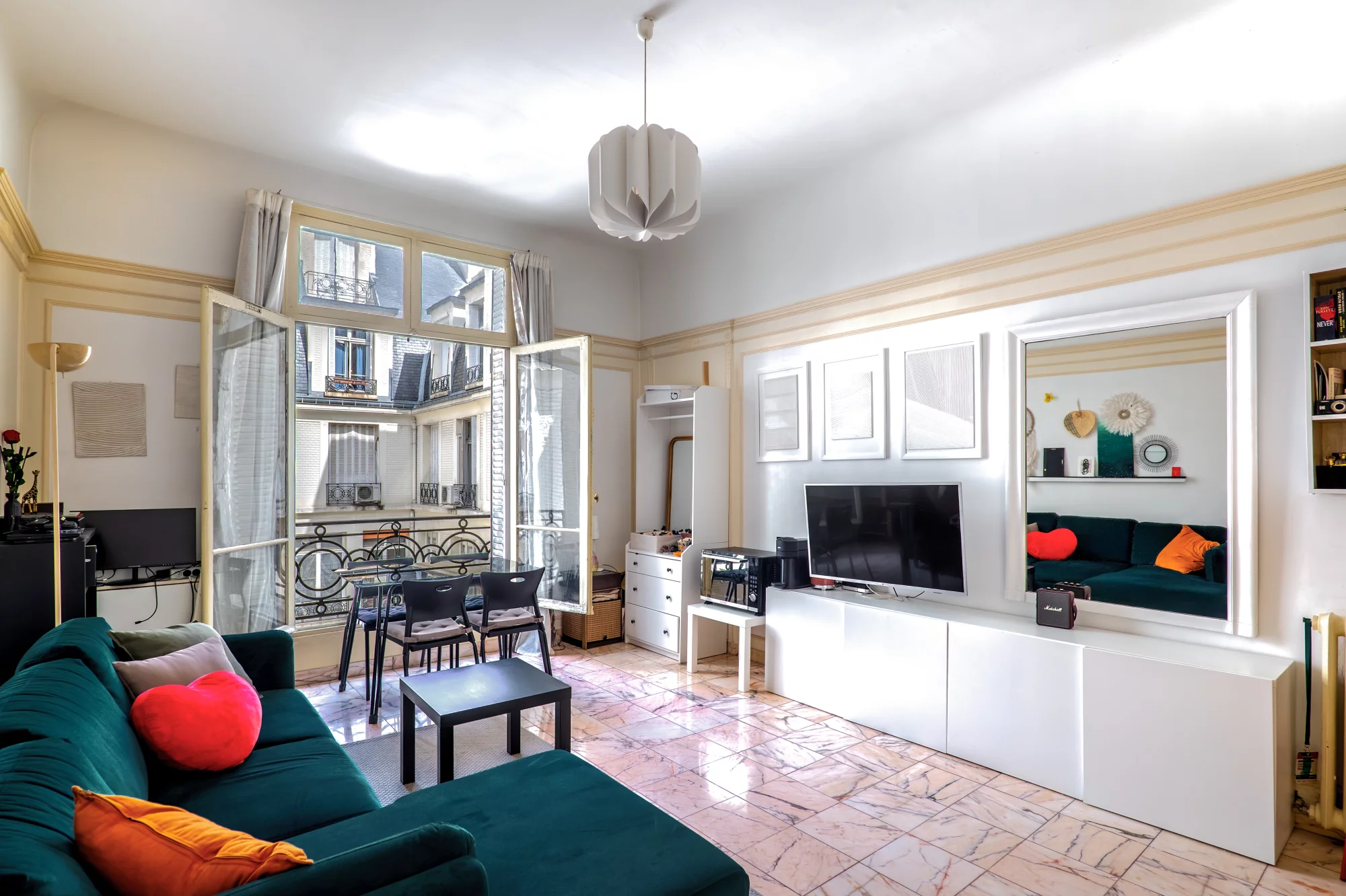 Paris 75008 - Studio lumineux et spacieux, havre de calme au cœur de l'avenue des Champs-Élysées.